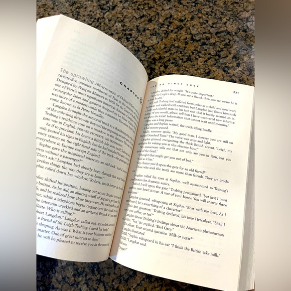 The Da Vinci Code by Dan Brown hardcover book. - Picture 5 of 6